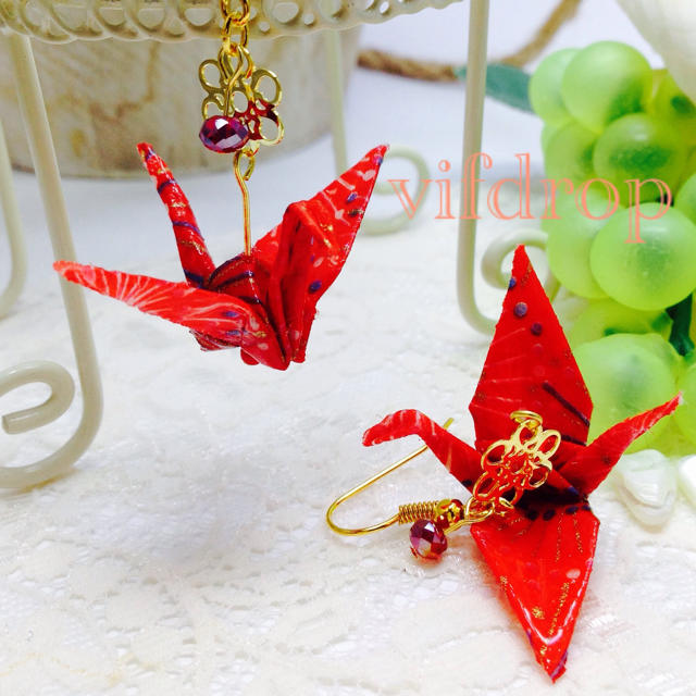A11 花火柄 赤折り鶴の和ピアス ハンドメイドのアクセサリー(ピアス)の商品写真