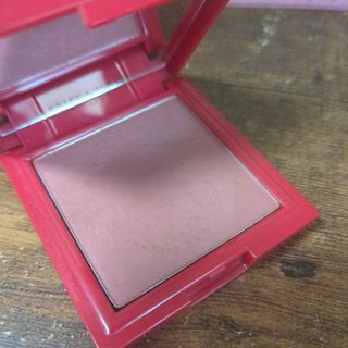 エスティローダー(Estee Lauder)のピュアカラーエンヴィブラッシュS チークカラー　420リベリアスローズ　エスティ(チーク/フェイスブラシ)