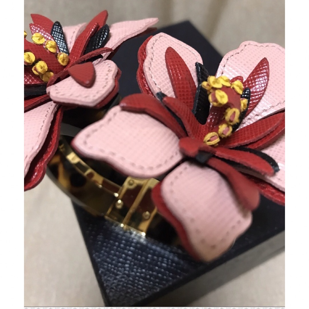 レア PRADA プラダ バングル ピンク レッド 花 フラワー レア PRADA プラダ バングル ピンク レッド 花 フラワー