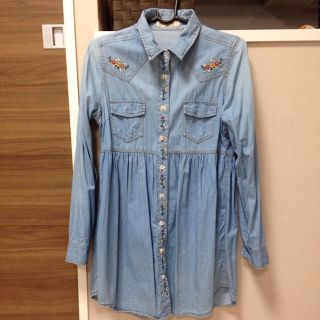 ハンジロー(HANJIRO)のhanjiro刺繍デニムワンピース(ミニワンピース)