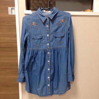 ハンジロー(HANJIRO)のhanjiro刺繍デニムワンピース(ミニワンピース)