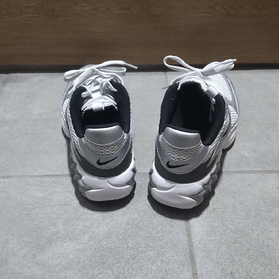 NIKE - ナイキ Zoom air シルバースニーカー 24.5cmの通販 by は NIKE - ナイキ Zoom air シルバースニーカー 24.5cmの通販 by は