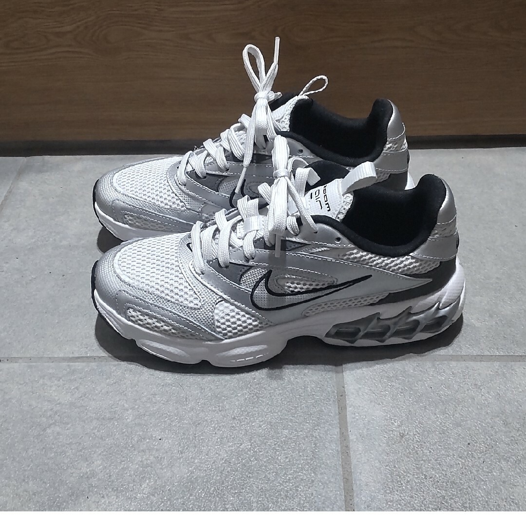 NIKE - ナイキ Zoom air シルバースニーカー 24.5cmの通販 by は NIKE - ナイキ Zoom air シルバースニーカー 24.5cmの通販 by は