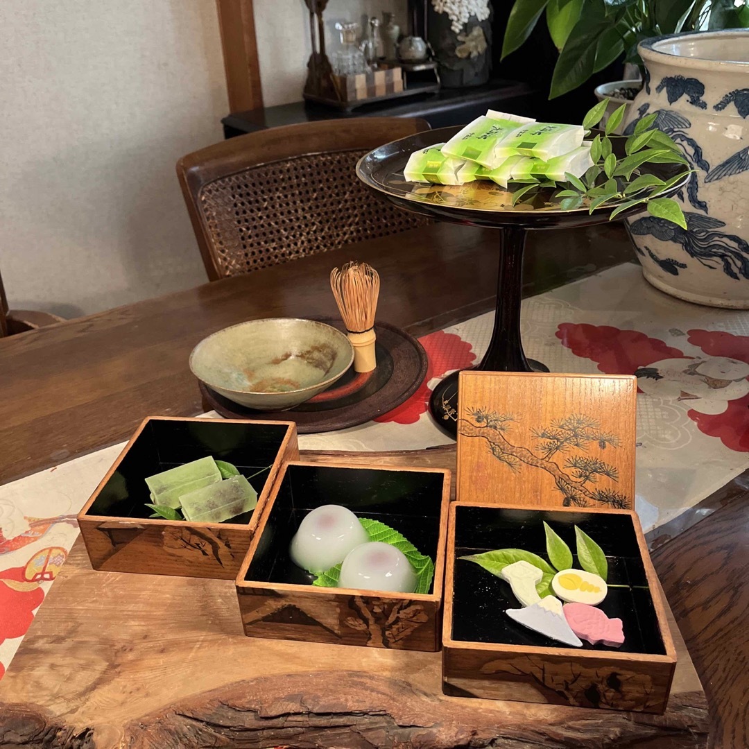 A856 木製 花鳥画 蒔絵3段菓子箪笥 三段重箱 A856 木製 花鳥画 蒔絵3段菓子箪笥 三段重箱