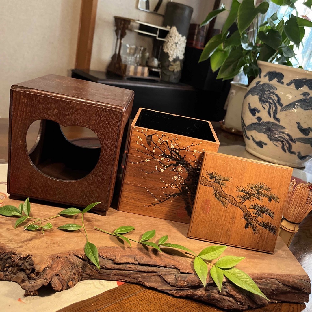 A856 木製 花鳥画 蒔絵3段菓子箪笥 三段重箱 A856 木製 花鳥画 蒔絵3段菓子箪笥 三段重箱