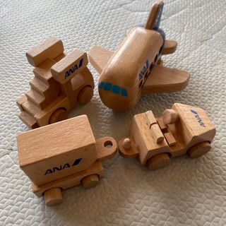 エーエヌエー(ゼンニッポンクウユ)(ANA(全日本空輸))のANA  木製おもちゃ　飛行機　働く車(知育玩具)