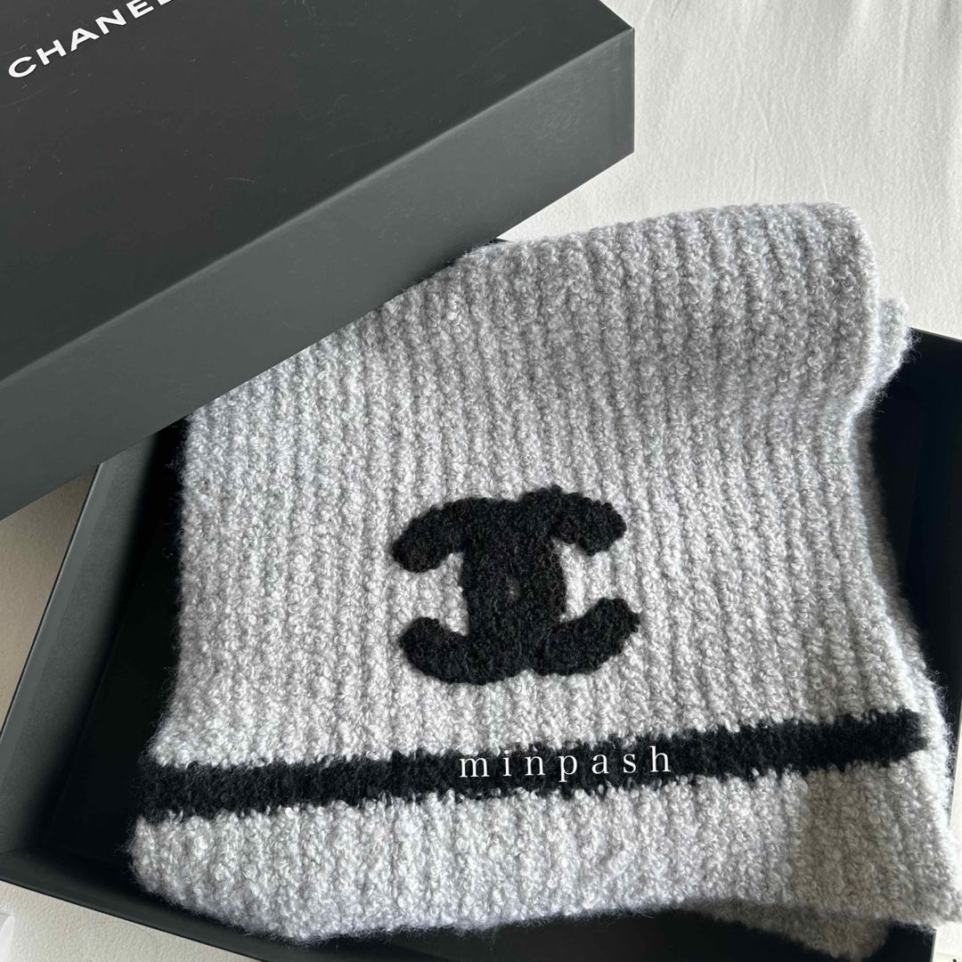 CHANEL - CHANEL マフラー グレー CCマーク 黒 ブランドマフラー CHANEL - CHANEL マフラー グレー CCマーク 黒 ブランドマフラー