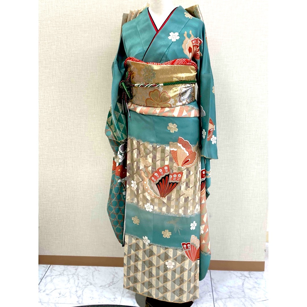 ☆中古品☆振袖 単品 ヤケ有り 正絹 緑系古典蝶・花模様 B級品 ☆中古品☆振袖 単品 ヤケ有り 正絹 緑系古典蝶・花模様 B級品