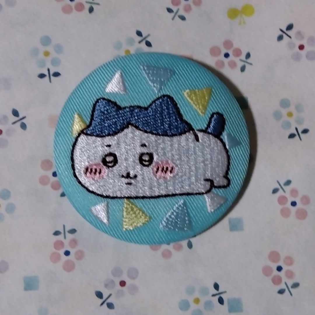 ちいかわ 刺繍缶バッジビスケット ハチワレ エンタメ/ホビーのおもちゃ/ぬいぐるみ(キャラクターグッズ)の商品写真