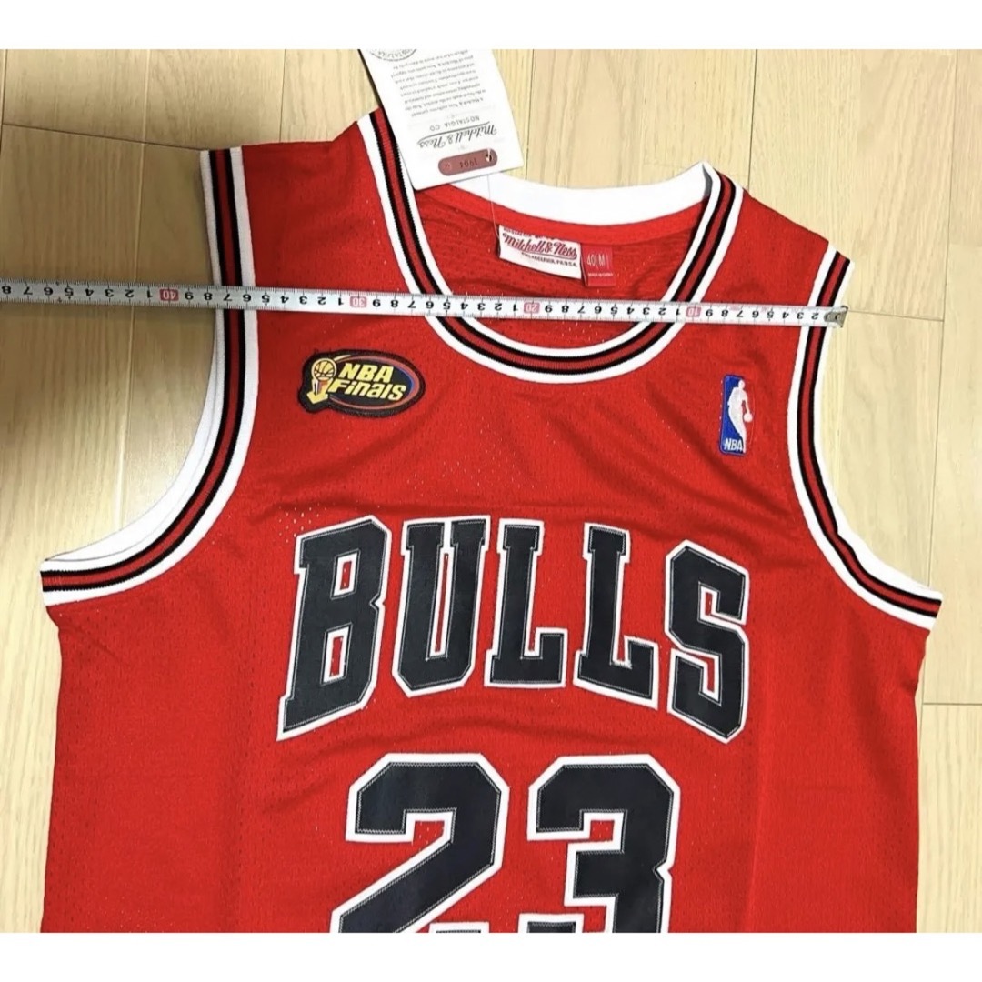 【NBA】ブルズ激レア人気マイケルジョーダン希少ゲームシャツ 赤レッド 美品 M スポーツ/アウトドアのスポーツ/アウトドア その他(バスケットボール)の商品写真