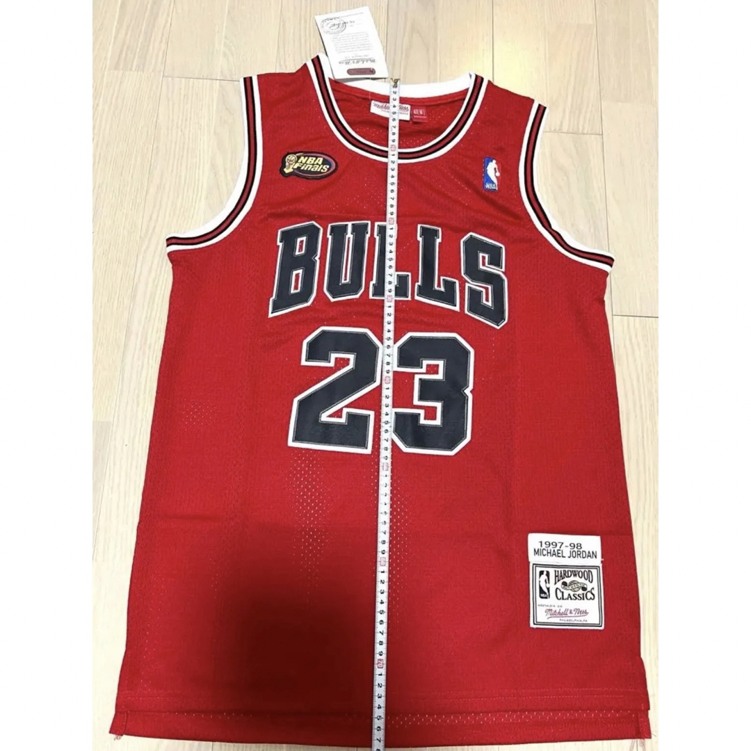 【NBA】ブルズ激レア人気マイケルジョーダン希少ゲームシャツ 赤レッド 美品 M スポーツ/アウトドアのスポーツ/アウトドア その他(バスケットボール)の商品写真