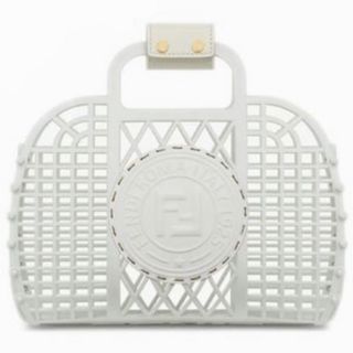 FENDI(かごバッグ/ストローバッグ)のフリマアイテム一覧 FENDI(かごバッグ/ストローバッグ)のフリマアイテム一覧