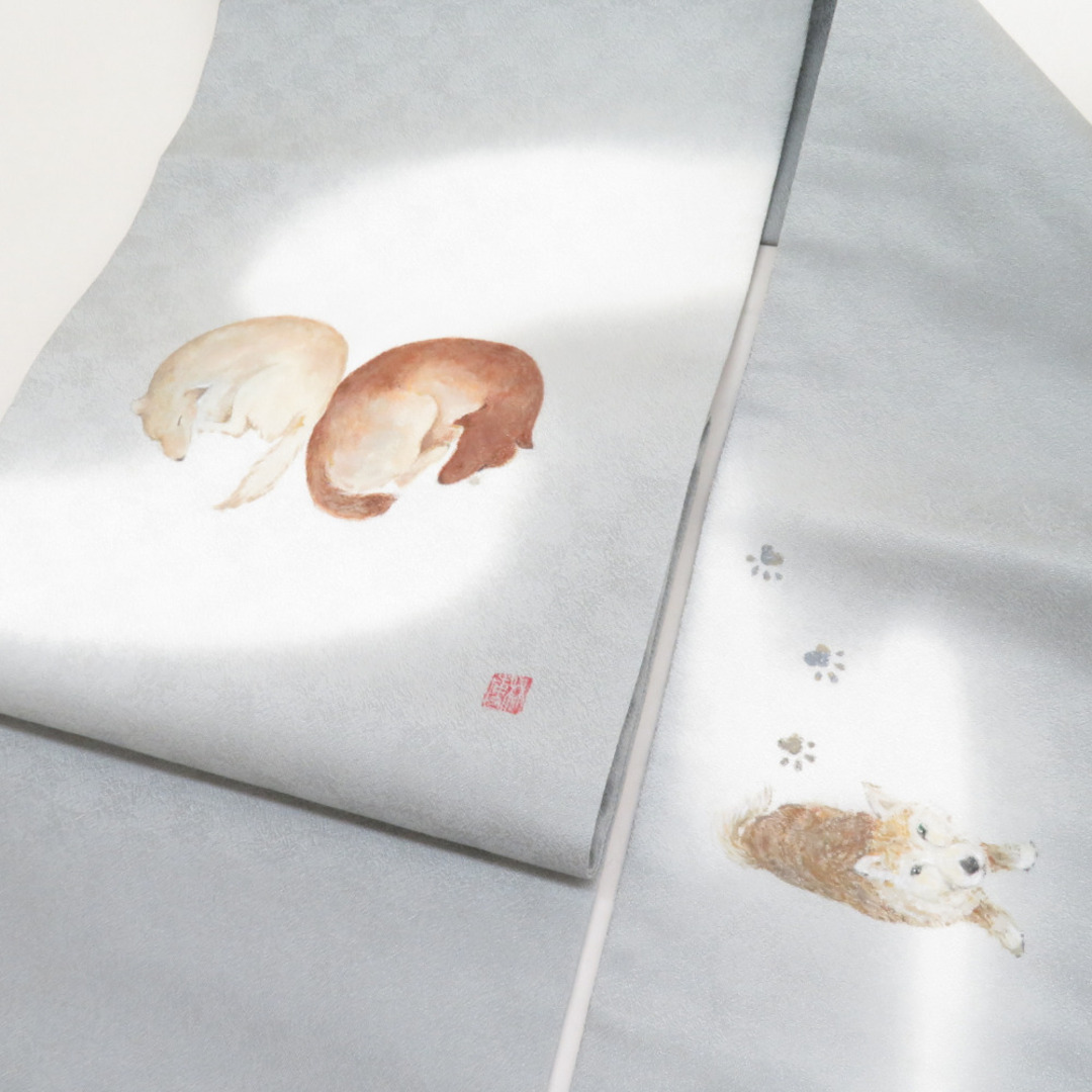 名古屋帯 二匹の犬 手描き文様 作家物 落款付 薄灰色 正絹 九 名古屋帯 二匹の犬 手描き文様 作家物 落款付 薄灰色 正絹 九