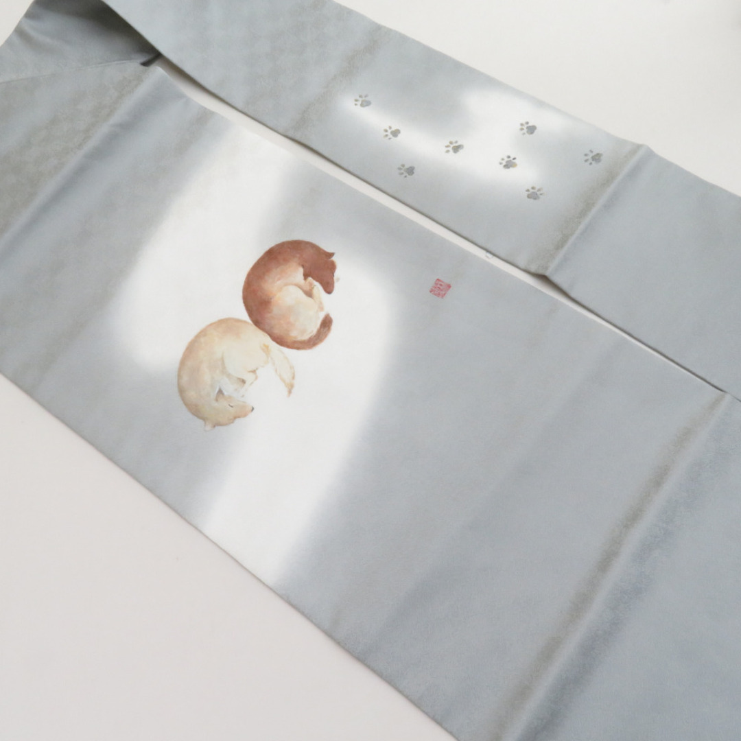 名古屋帯 二匹の犬 手描き文様 作家物 落款付 薄灰色 正絹 九寸 名古屋帯 二匹の犬 手描き文様 作家物 落款付 薄灰色 正絹 九寸