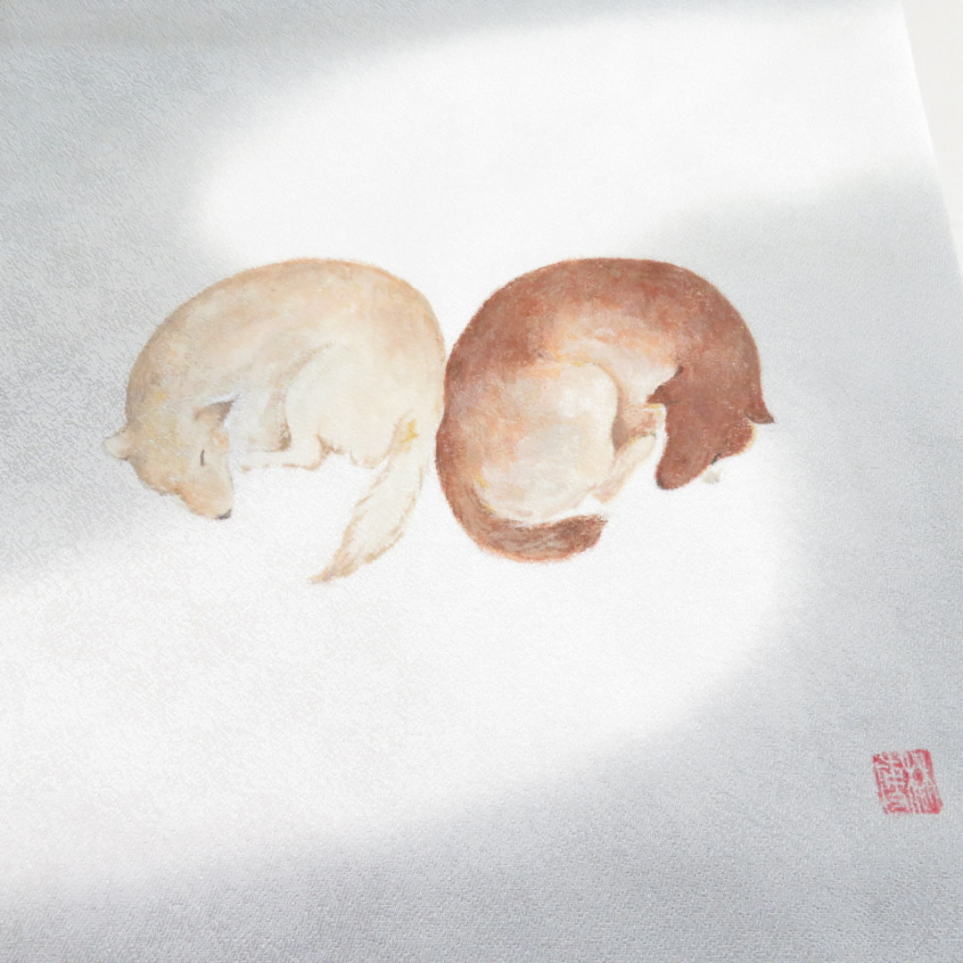 名古屋帯 二匹の犬 手描き文様 作家物 落款付 薄灰色 正絹 九寸 名古屋帯 二匹の犬 手描き文様 作家物 落款付 薄灰色 正絹 九寸