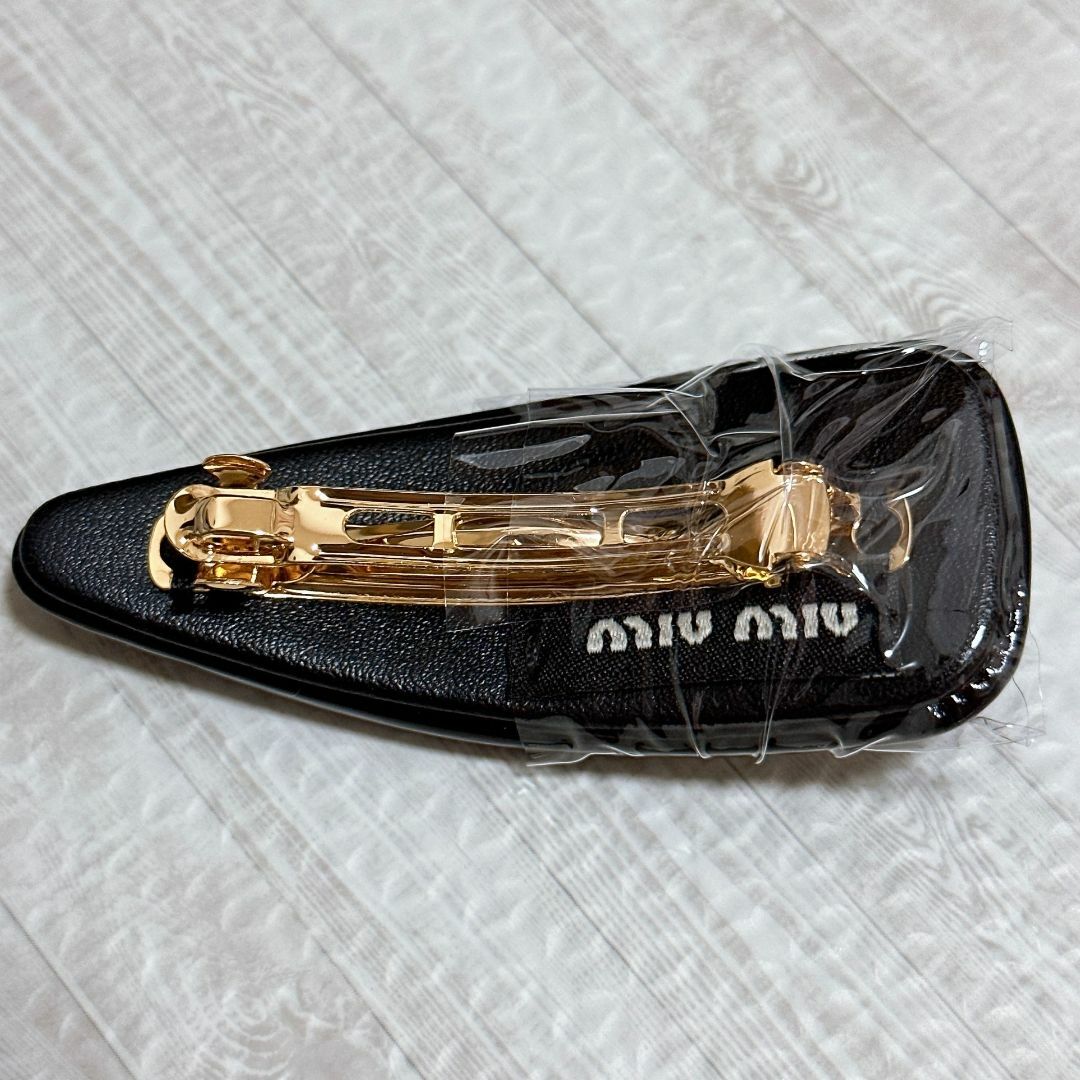 MIU MIU - 黒 ヘアバレッタ レザーヘアクリップ 新品未使用 MIU MIU - 黒 ヘアバレッタ レザーヘアクリップ 新品未使用