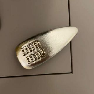 ミュウミュウ(MIU MIU)のシルバー　ヘアバレッタ レザーヘアクリップ　新品未使用 ミュウミュウ(ヘアピン)
