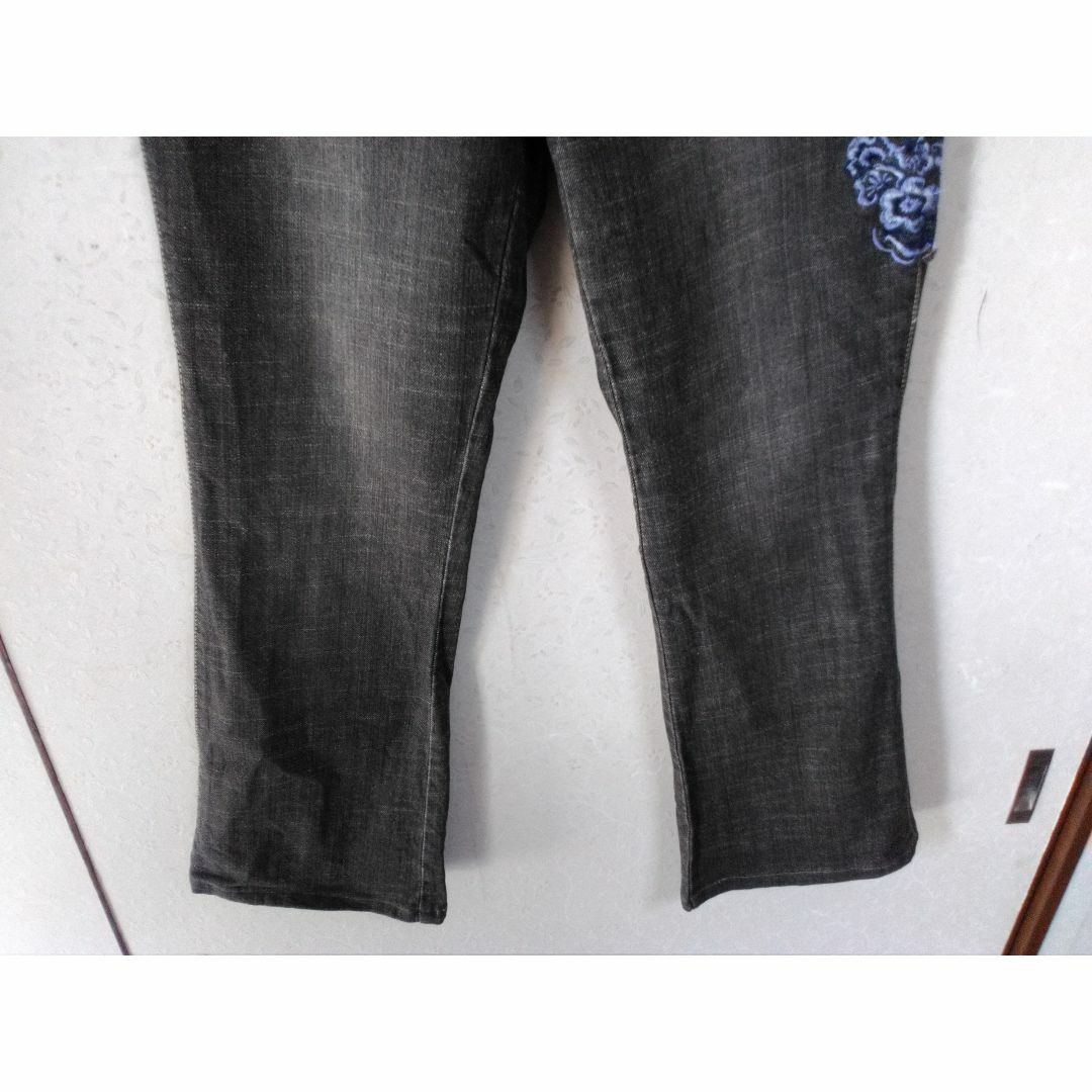 4485_M_刺繍黒デニムジーンズ_黒デニム風ストレッチ生地左もも部 4485_M_刺繍黒デニムジーンズ_黒デニム風ストレッチ生地左もも部