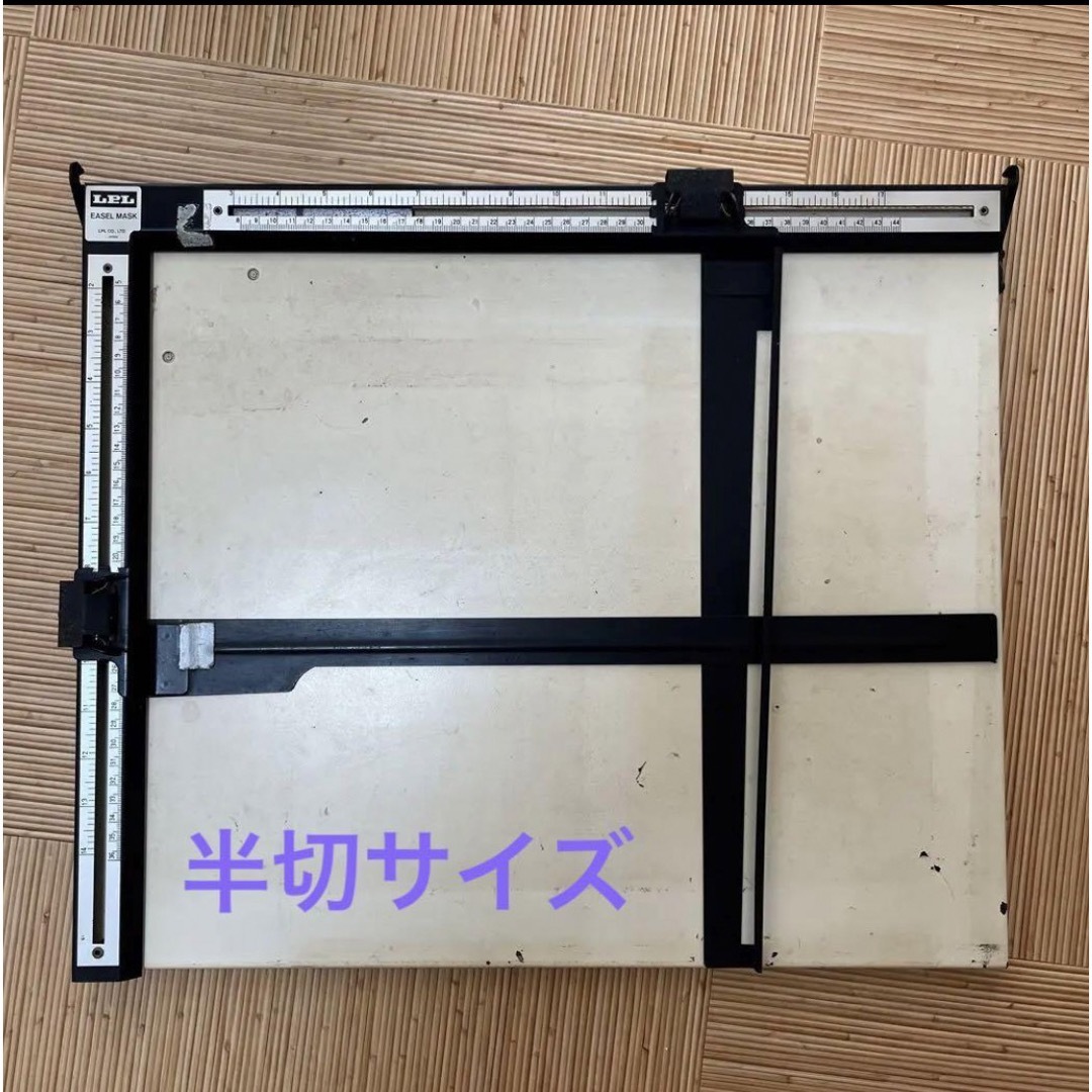 Nikon(ニコン)のLPL イーゼルマスク 43×51 半切 EASEL MASK 暗室用品 スマホ/家電/カメラのカメラ(暗室関連用品)の商品写真