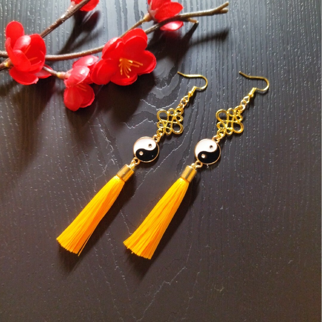 チャイナ】陰陽とタッセルのピアス(イヤリング)(色オーダー可 チャイナ】陰陽とタッセルのピアス(イヤリング)(色オーダー可