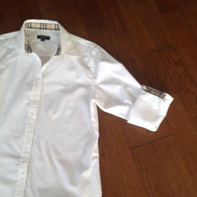 BURBERRY(バーバリー)のバーバリーの白い長袖シャツ レディースのトップス(シャツ/ブラウス(長袖/七分))の商品写真