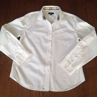 バーバリー(BURBERRY)のバーバリーの白い長袖シャツ(シャツ/ブラウス(長袖/七分))