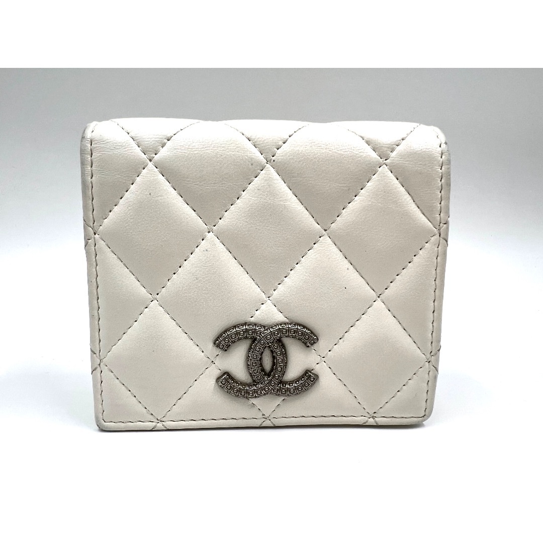 CHANEL - CHANEL シャネル マトラッセ カーフ ２つ折り 財布 コンパクト スモールウォレット ホワイト ランダム AP3341