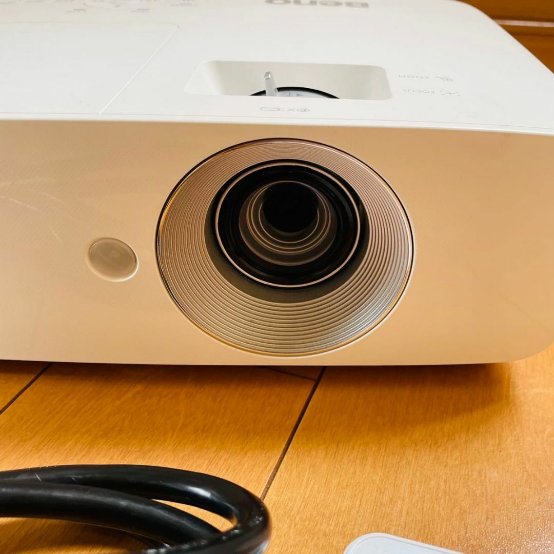 極美品】BenQ プロジェクター HT1070 極美品】BenQ プロジェクター HT1070
