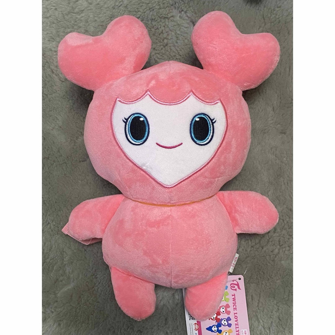 TWICE(トゥワイス)のTWICE LOVELYSGIGO限定 ぬいぐるみリュック モモ エンタメ/ホビーのおもちゃ/ぬいぐるみ(キャラクターグッズ)の商品写真