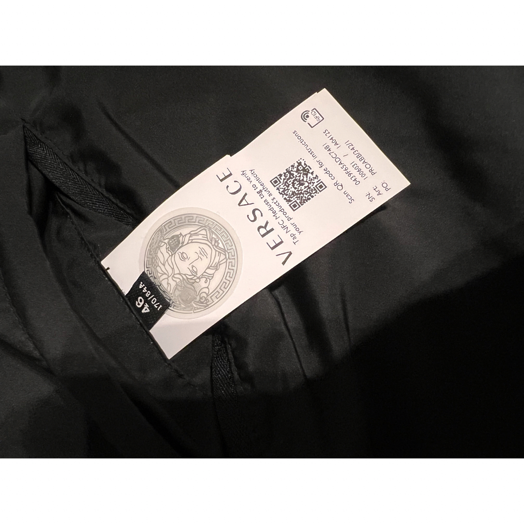 VERSACE - 新品 ヴェルサーチェ メタルボタン ダウン46の通販 by VERSACE - 新品 ヴェルサーチェ メタルボタン ダウン46の通販 by