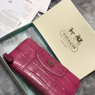 コーチ(COACH)のピンク クロコ 型押し ラウンド ファスナー 長財布 COACH(財布)