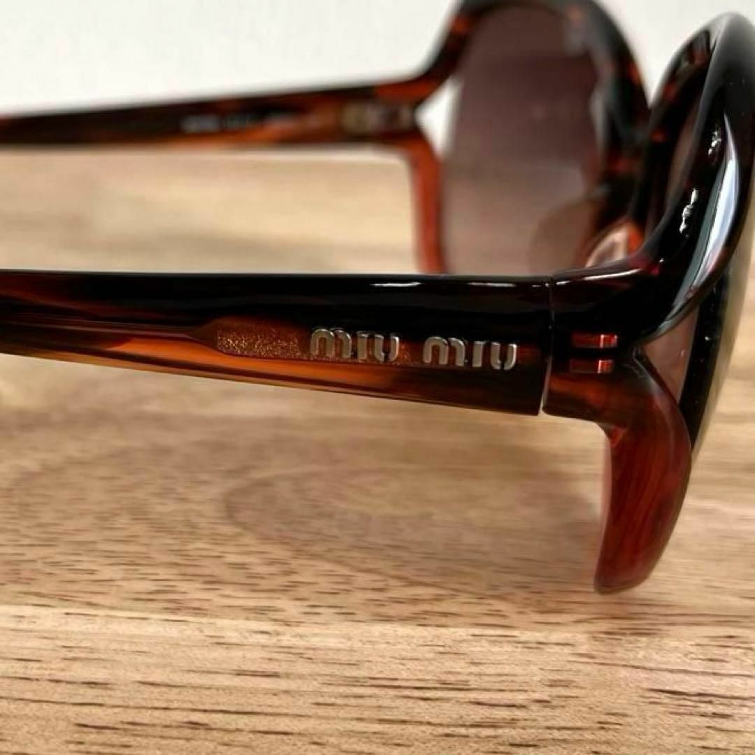 MIU MIU - ミュウミュウ サングラス サイドロゴ金具 ブラウン系 MIU MIU - ミュウミュウ サングラス サイドロゴ金具 ブラウン系