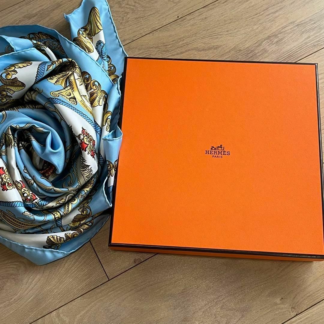 HERMES スカーフカレ90ゴールド系白い馬に跨ったルイ14世 HERMES スカーフカレ90ゴールド系白い馬に跨ったルイ14世