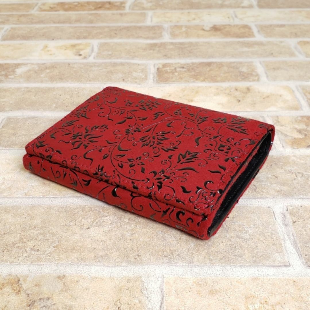美品 印傳屋 インデンヤ ☆ 花唐草柄 鹿革 折財布 赤 黒 和装 財布 美品 印傳屋 インデンヤ ☆ 花唐草柄 鹿革 折財布 赤 黒 和装 財布