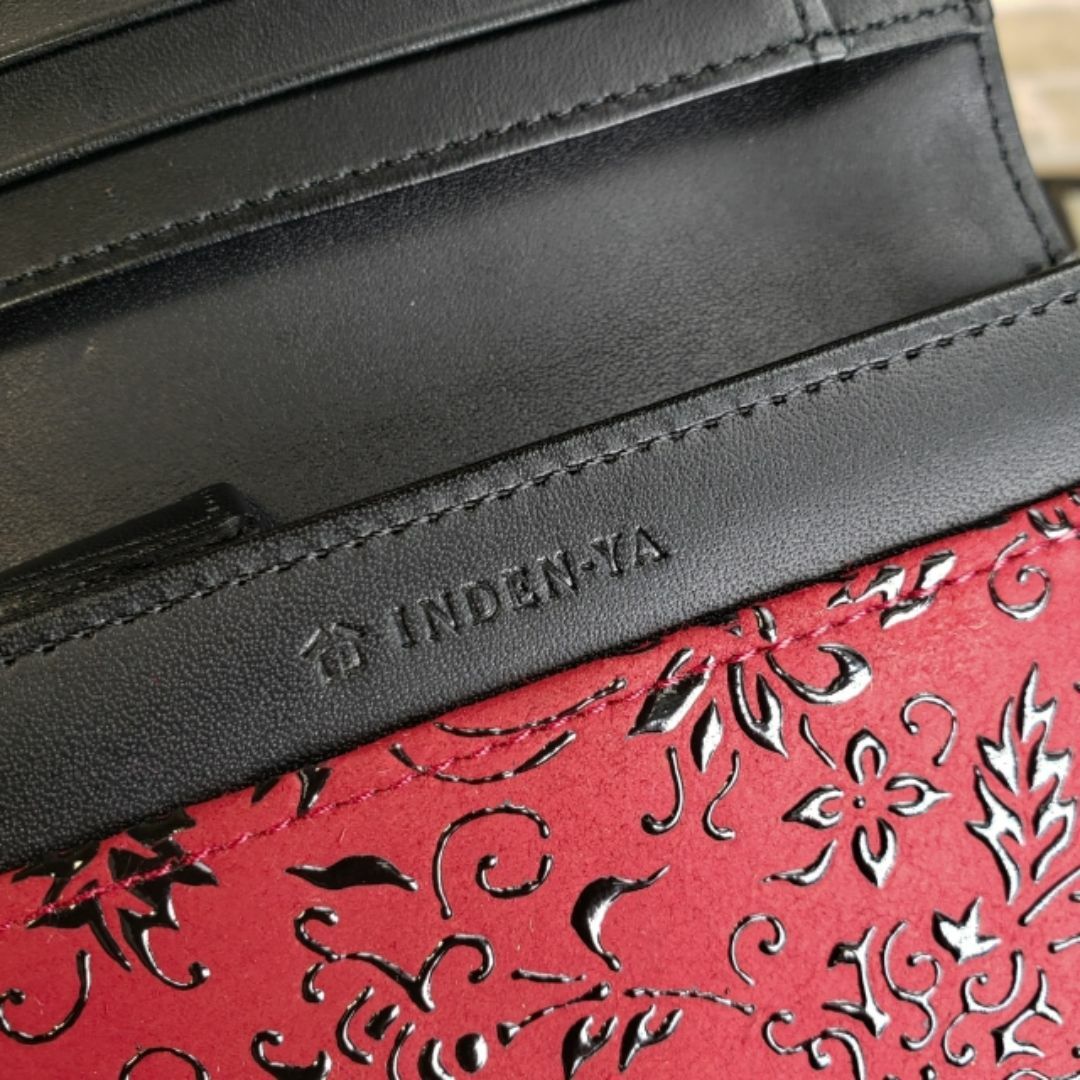 美品 印傳屋 インデンヤ ☆ 花唐草柄 鹿革 折財布 赤 黒 和装 財布 美品 印傳屋 インデンヤ ☆ 花唐草柄 鹿革 折財布 赤 黒 和装 財布