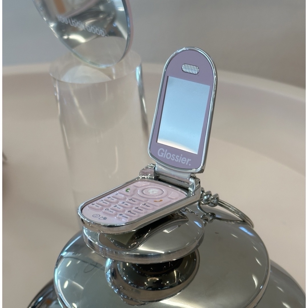 glossier グロッシアー 日本未上陸 キーホルダー LA 新品 - 小物 glossier グロッシアー 日本未上陸 キーホルダー LA 新品 - 小物