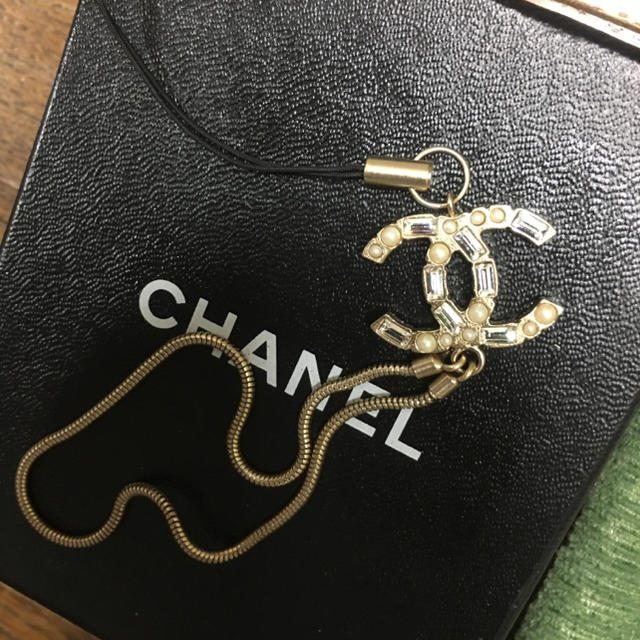 CHANEL(シャネル)の     KENT-1 様 専用品  正規品 鑑定済み CHANEL ストラップ スマホ/家電/カメラのスマホアクセサリー(ストラップ/イヤホンジャック)の商品写真