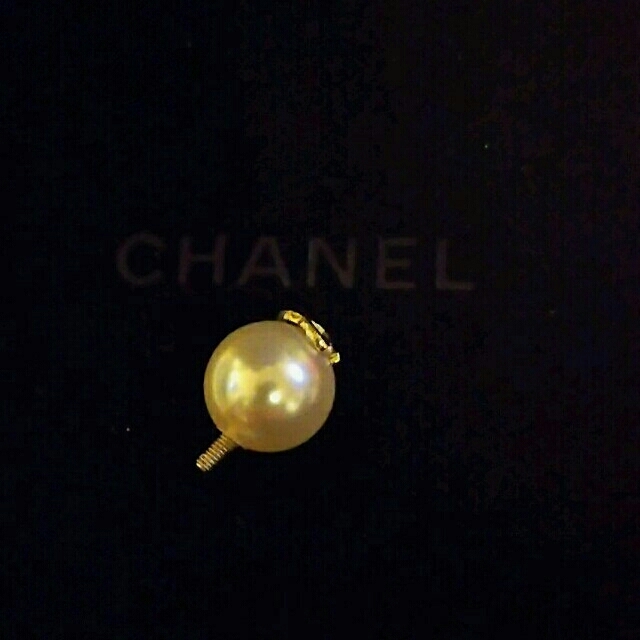 CHANEL(シャネル)の正規品🍀CHANEL イヤホンジャック 難有り スマホ/家電/カメラのスマホアクセサリー(ストラップ/イヤホンジャック)の商品写真