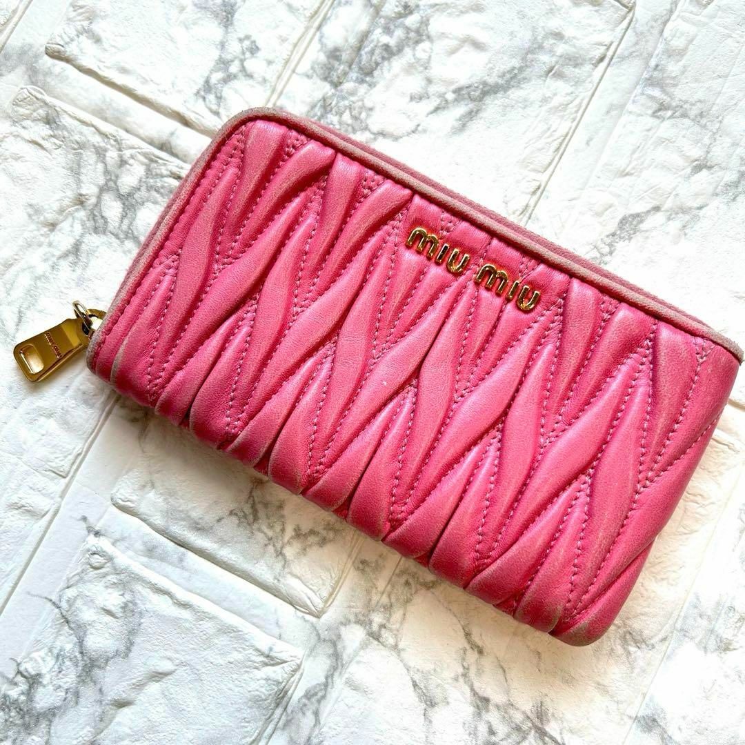 MIU MIU - ミュウミュウ マテラッセ ショッキングピンク コイン MIU MIU - ミュウミュウ マテラッセ ショッキングピンク コイン