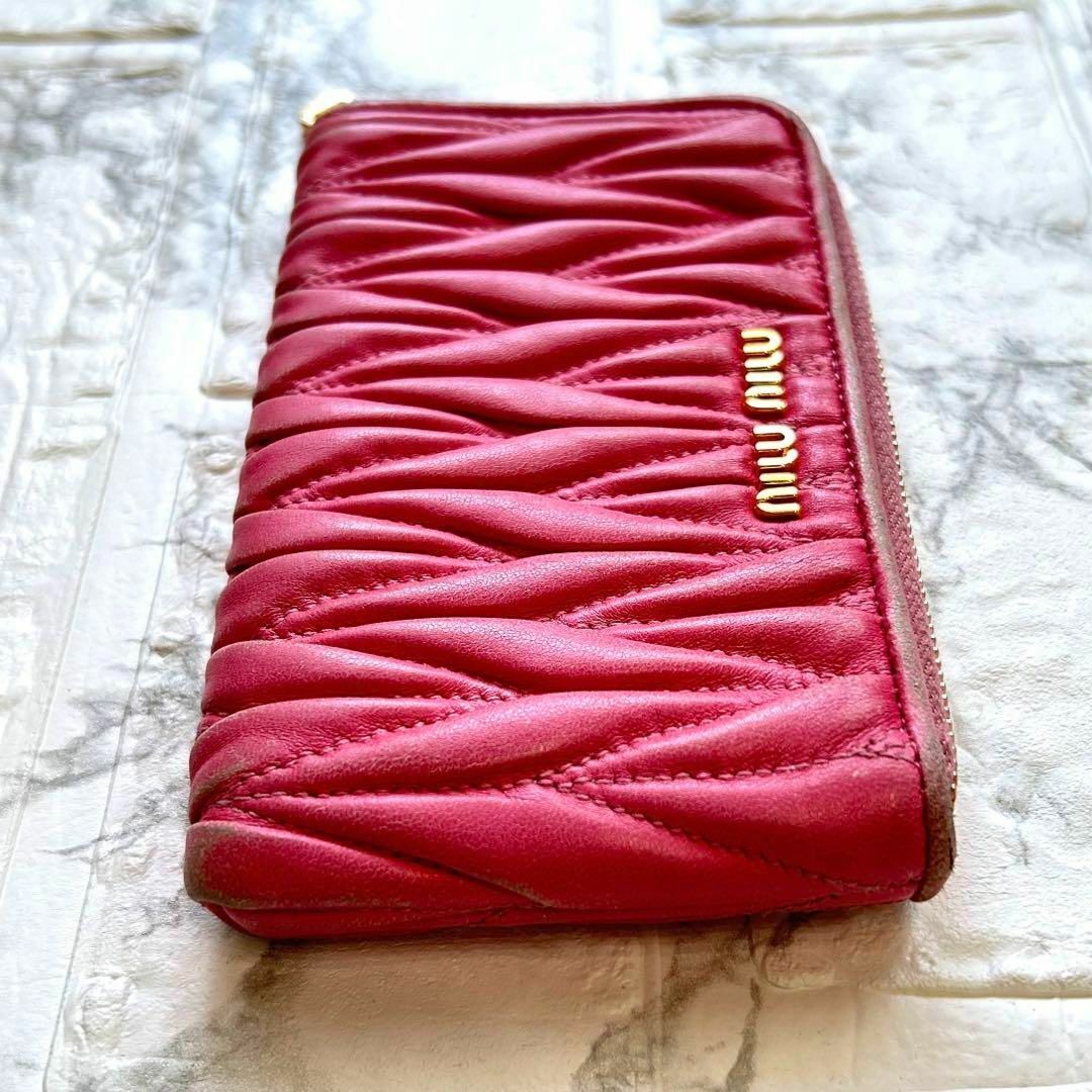 MIU MIU - ミュウミュウ マテラッセ ショッキングピンク コイン MIU MIU - ミュウミュウ マテラッセ ショッキングピンク コイン
