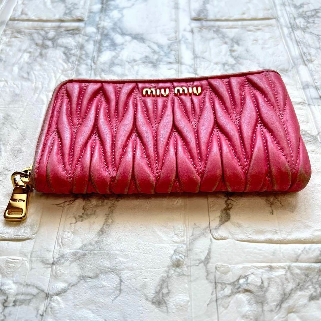 MIU MIU - ミュウミュウ マテラッセ ショッキングピンク コイン MIU MIU - ミュウミュウ マテラッセ ショッキングピンク コイン