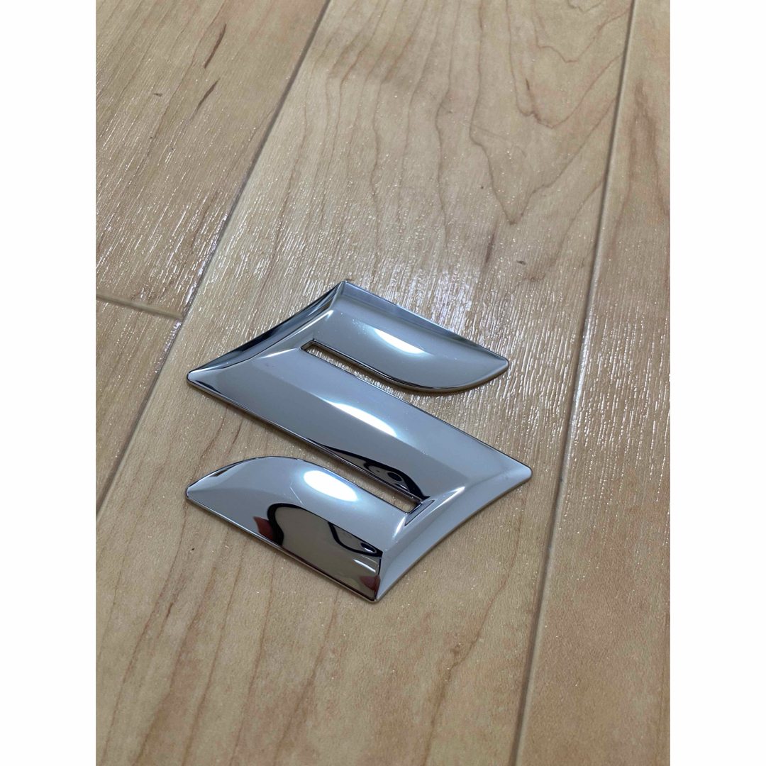 zc33s スイフトスポーツ フロント エンブレム 純正 自動車/バイクの自動車(車外アクセサリ)の商品写真