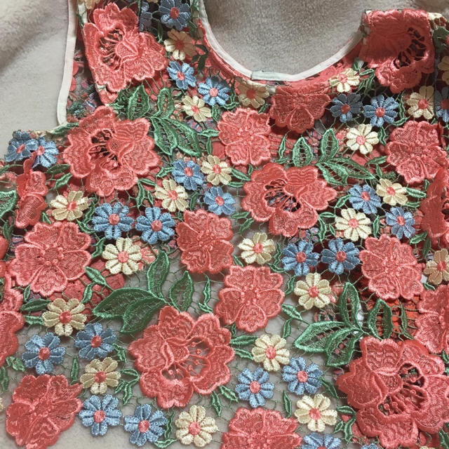 Lily Brown(リリーブラウン)のタグ付未使用❤︎ リリーブラウン ❤︎ フラワー 刺繍 トップス レディースのトップス(シャツ/ブラウス(半袖/袖なし))の商品写真