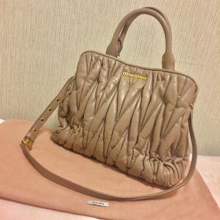 ミュウミュウ(miumiu)の春\( ˆoˆ )/ミュウミュウマテラッセ\( ˆoˆ )/美品♪(ショルダーバッグ)