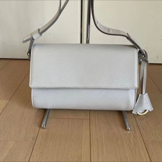 未使用級タグ付き アニアリ ショルダーバッグ レザー 斜め掛け可 黒 チャーム付 未使用級タグ付き アニアリ ショルダーバッグ レザー 斜め掛け可 黒 チャーム付