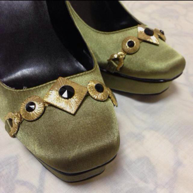 MURUA(ムルーア)の送料込♡超美品MURUAカーキパンプス レディースの靴/シューズ(ハイヒール/パンプス)の商品写真