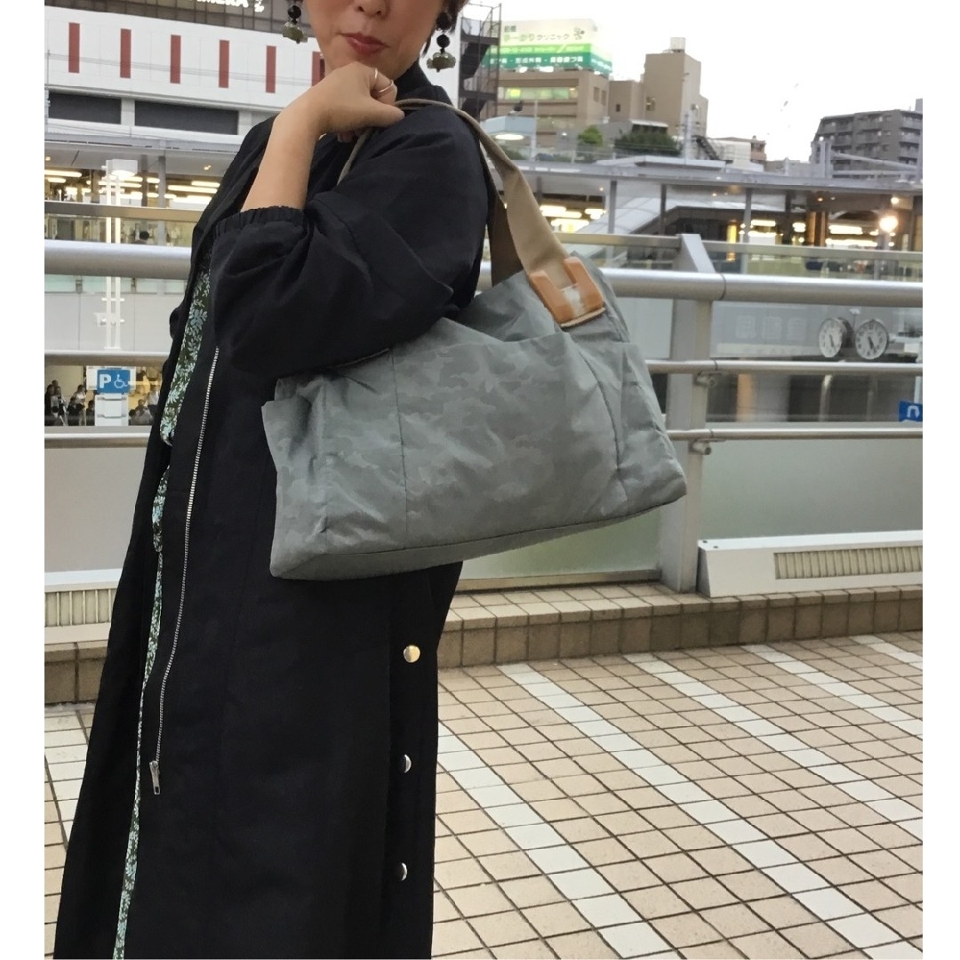 ear PAPILLONNER - ear PAPILLONNER樹脂パーツトートバッグの ear PAPILLONNER - ear PAPILLONNER樹脂パーツトートバッグの