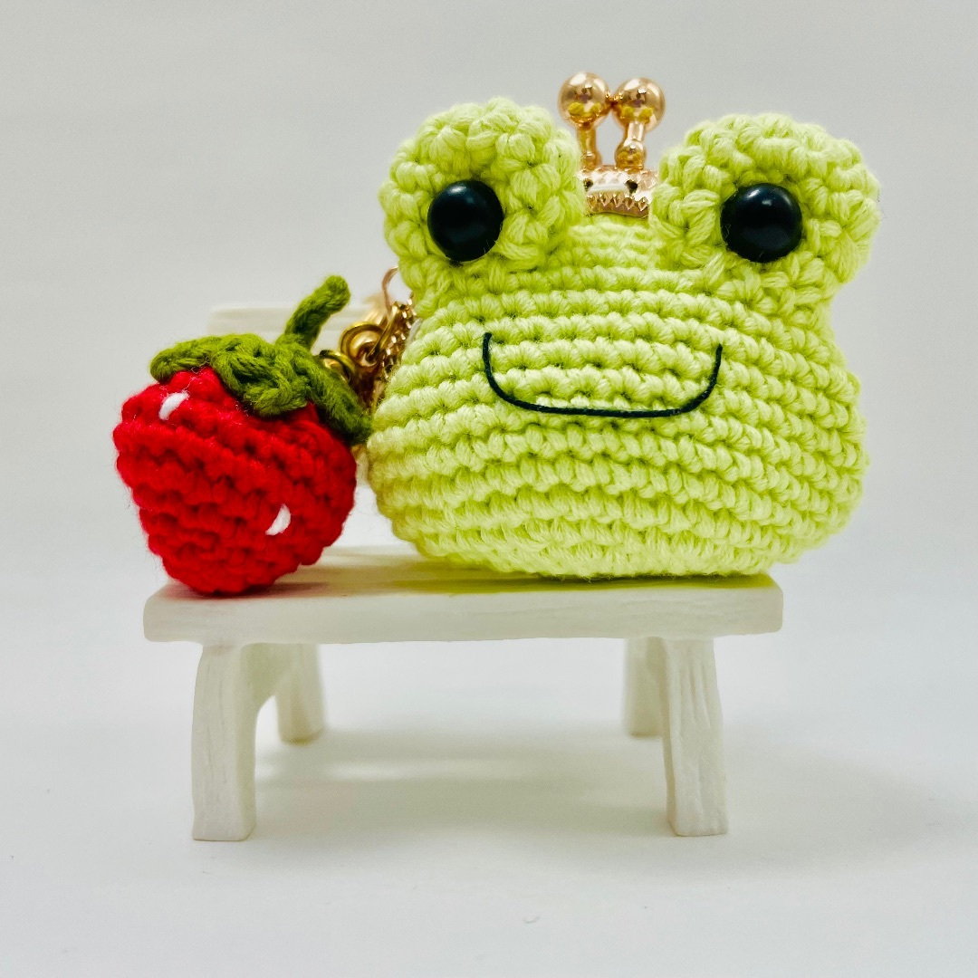 ナーゴ　ハンドメイド　口金　かえるキーホルダー　あみぐるみ　いちご　かえる ハンドメイド がま口 口金 かえるがま口 かえるキーホルダー