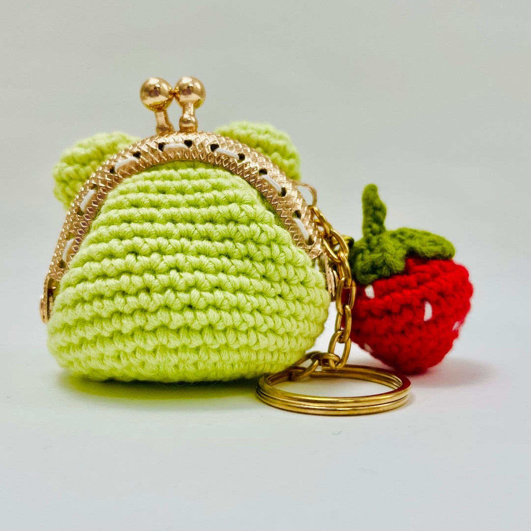 ナーゴ　ハンドメイド　口金　かえるキーホルダー　あみぐるみ　いちご　かえる ハンドメイド 口金 がま口 かえるキーホルダー かえるがま口