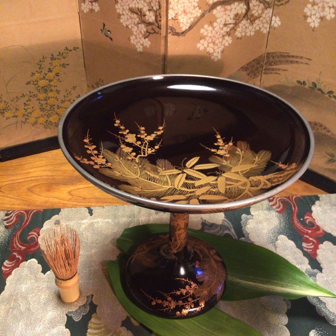 A860 木製輪島塗 茶道具 呂色漆 錫縁 松竹梅蒔絵 高月 (合箱付) A860 木製輪島塗 茶道具 呂色漆 錫縁 松竹梅蒔絵 高月 (合箱付)